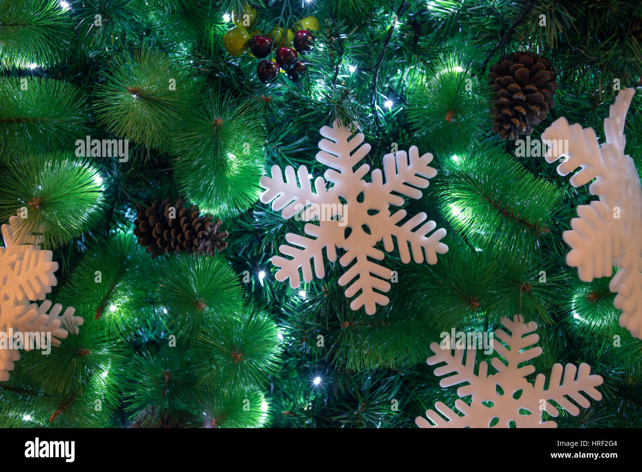 Weihnachtsbaums mit Fokus auf zentrale Schneeflocke Stockfoto