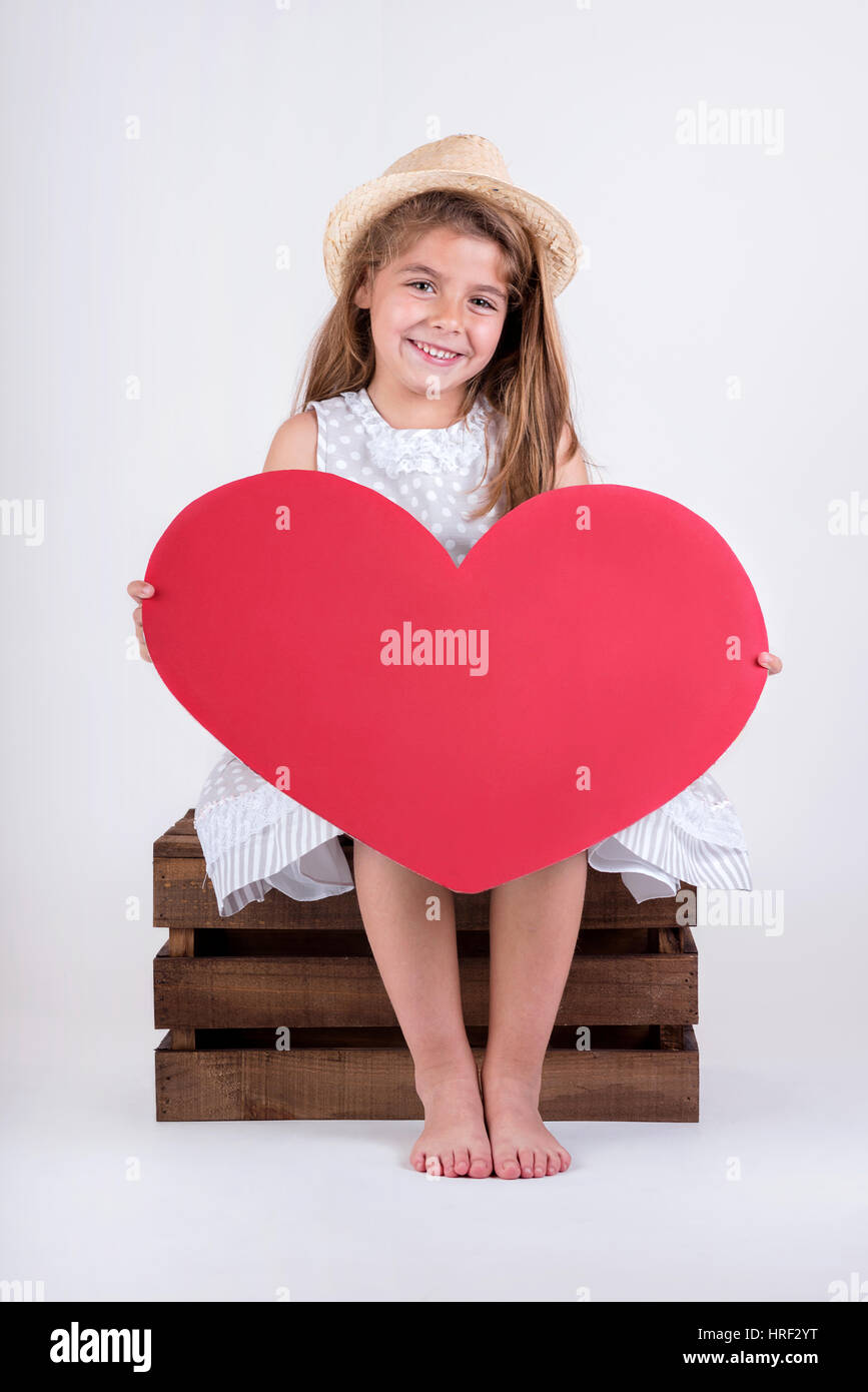 glückliches Kind lachende Mädchen mit Herz Valentinstag Stockfoto