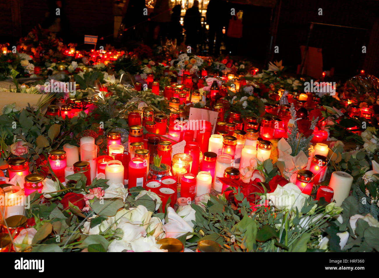 Impressionen: Blumen Und Kerzen als Zeichen von Trauer Und Anteilnahme Nach Dem Islamistischer Terroranschlag Auf Den Weihnachtsmarkt bin Breitscheidpl Stockfoto