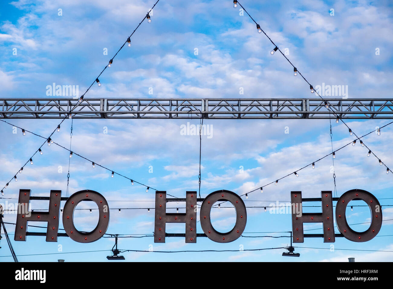 Ho Ho Ho Zeichen hängt über einen Markt in Toronto Kanada am bewölkten blauen Himmel Tag. Stockfoto