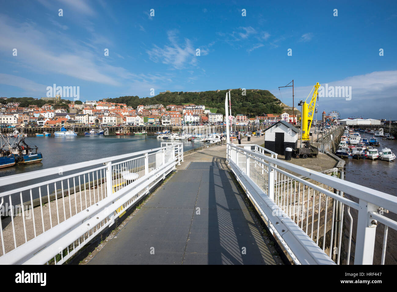 Schöner Tag am Hafen von Scarbrough in diesem beliebten Küstenort an der Nordost Küste Englands. Stockfoto