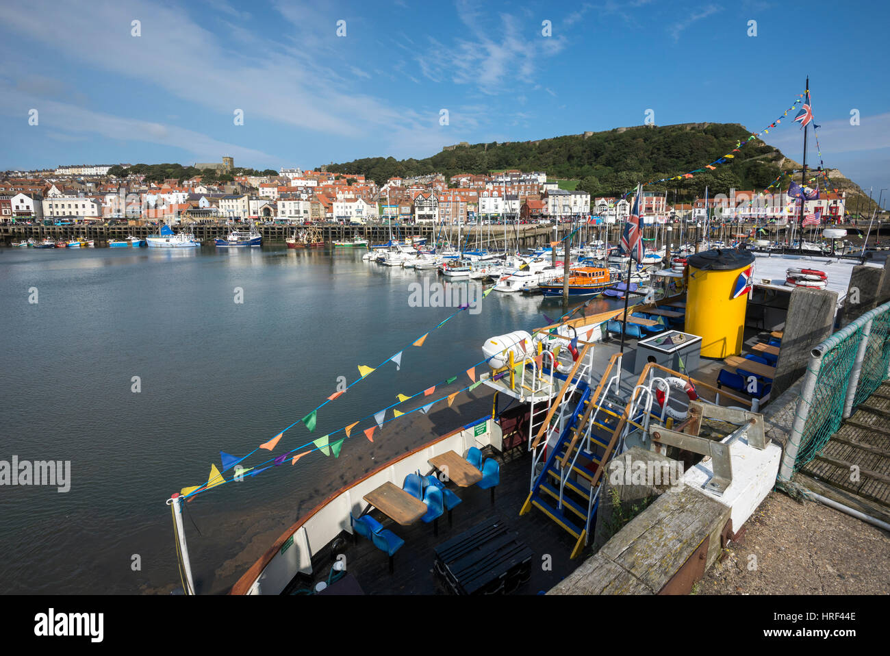 Schöner Tag am Hafen von Scarbrough in diesem beliebten Küstenort an der Nordost Küste Englands. Stockfoto