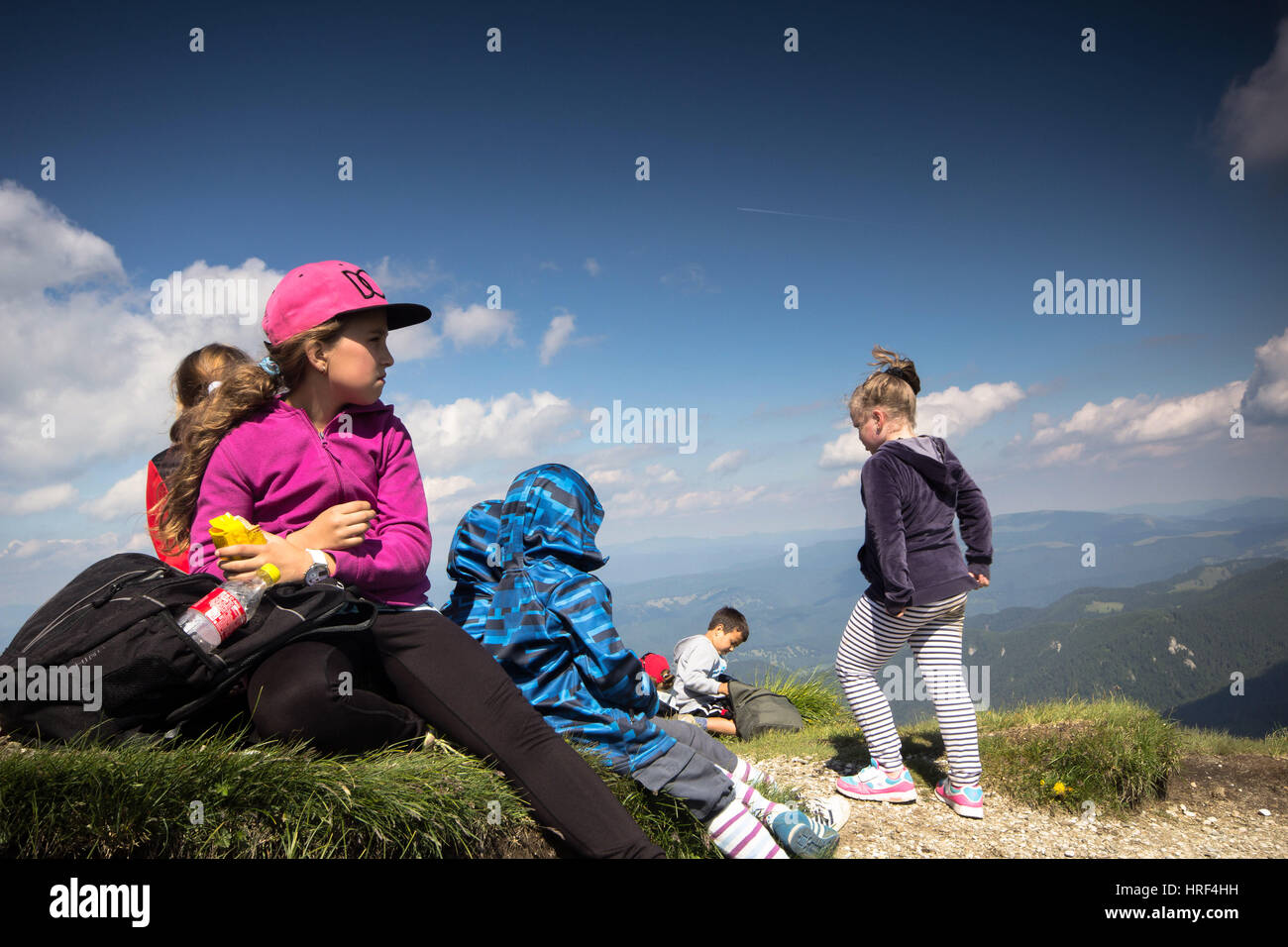 Kinder haben einen Snack nach einer langen Wanderung auf dem Berg Stockfoto