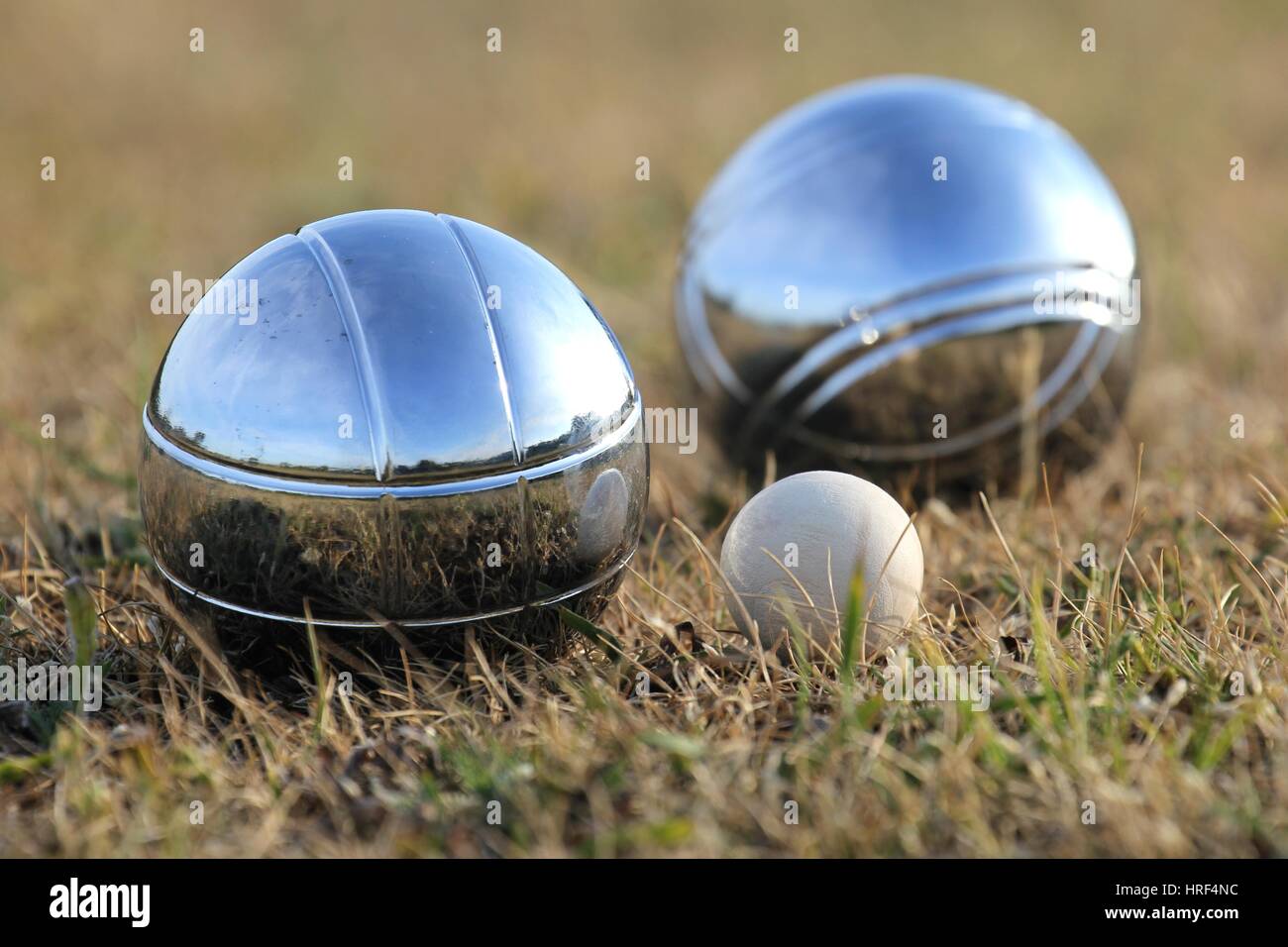 Boccia-Kugeln mit Jack auf dem Rasen Stockfoto