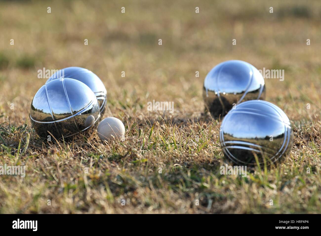 Boccia-Kugeln mit Jack auf dem Rasen Stockfoto