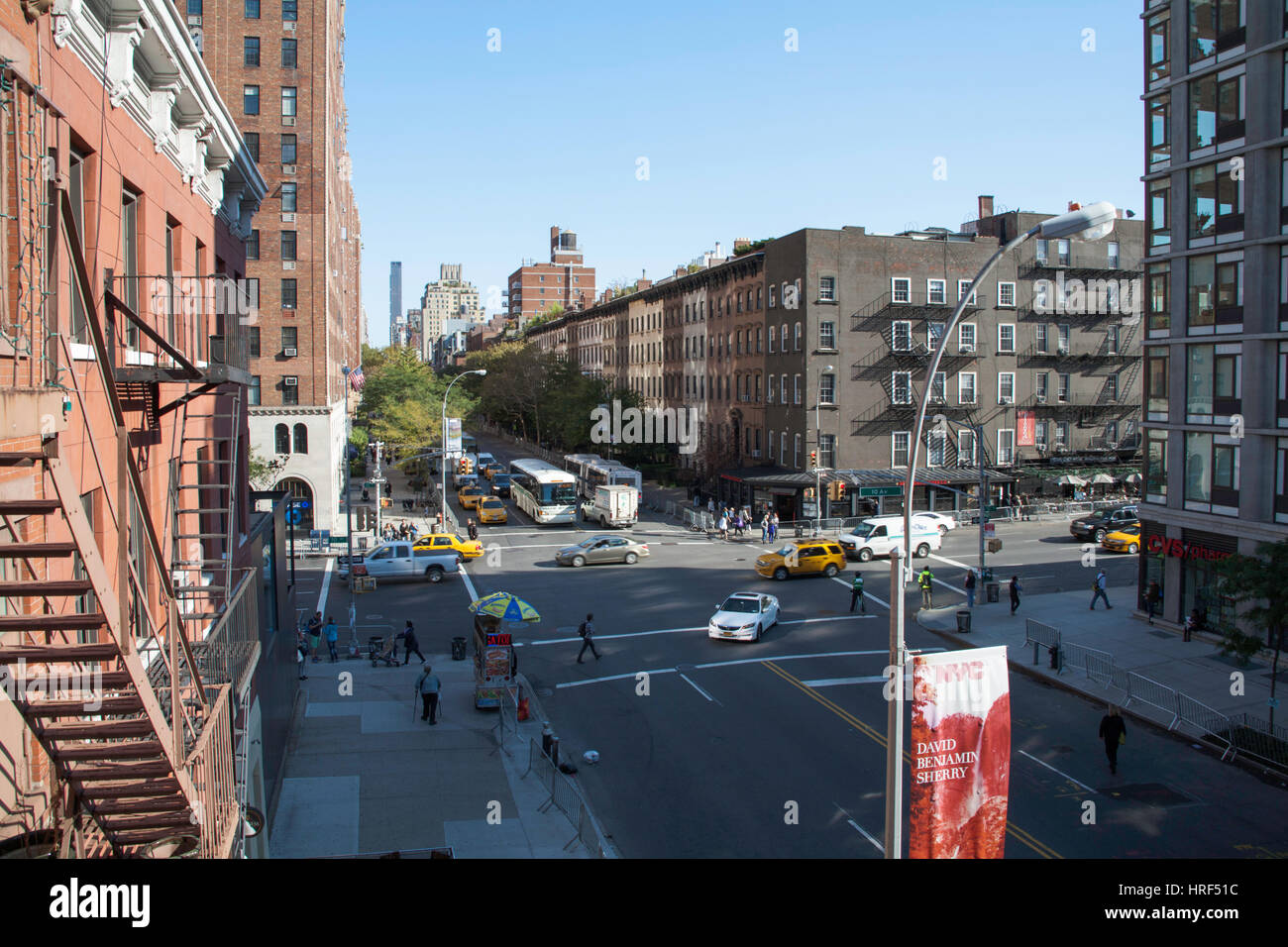 Straßenszene an der Kreuzung der 10th Avenue und West 23rd St von The High Line zwischen Chelsea und The Meatpacking District Manhattan New York City Stockfoto