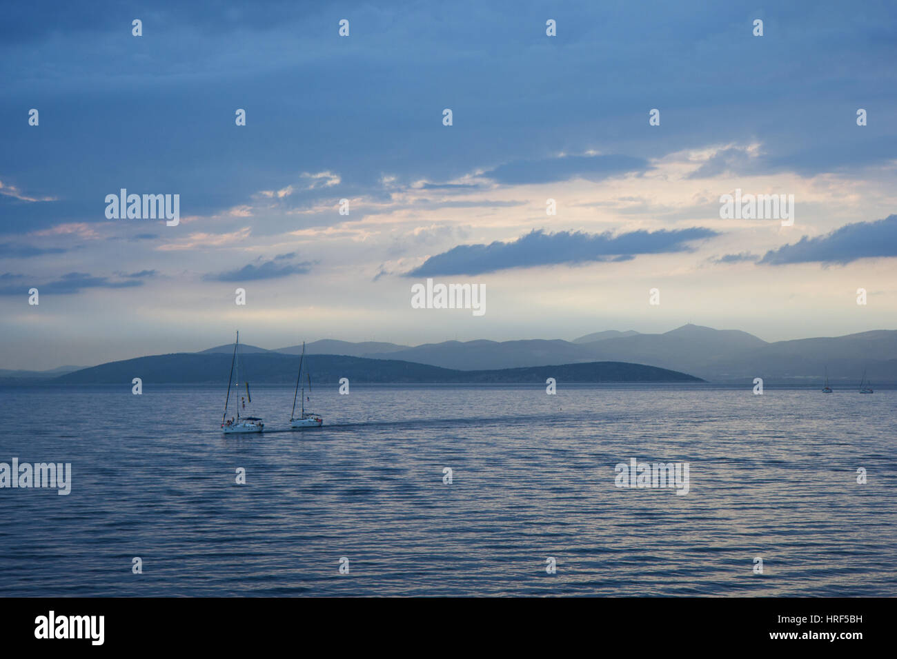 Ozean, einige Segelboote, Küste und bewölktem Himmel in der Nähe von Split in Kroatien am Abend. Kopieren Sie Raum. Stockfoto