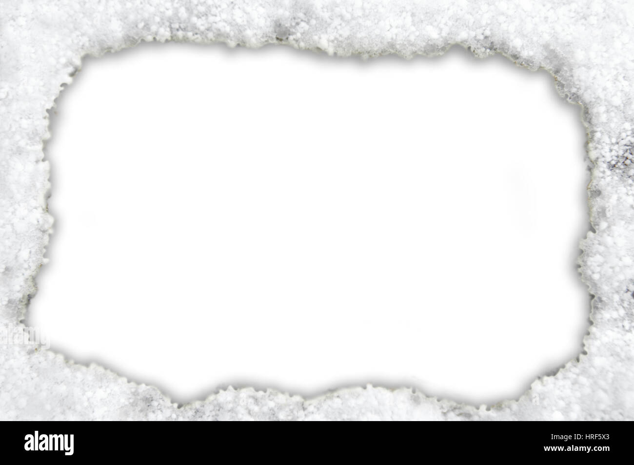 Frame ist umgeben von einem Hintergrund von Schnee.  Weiße Oberfläche ist bereit für die Personalisierung. Stockfoto
