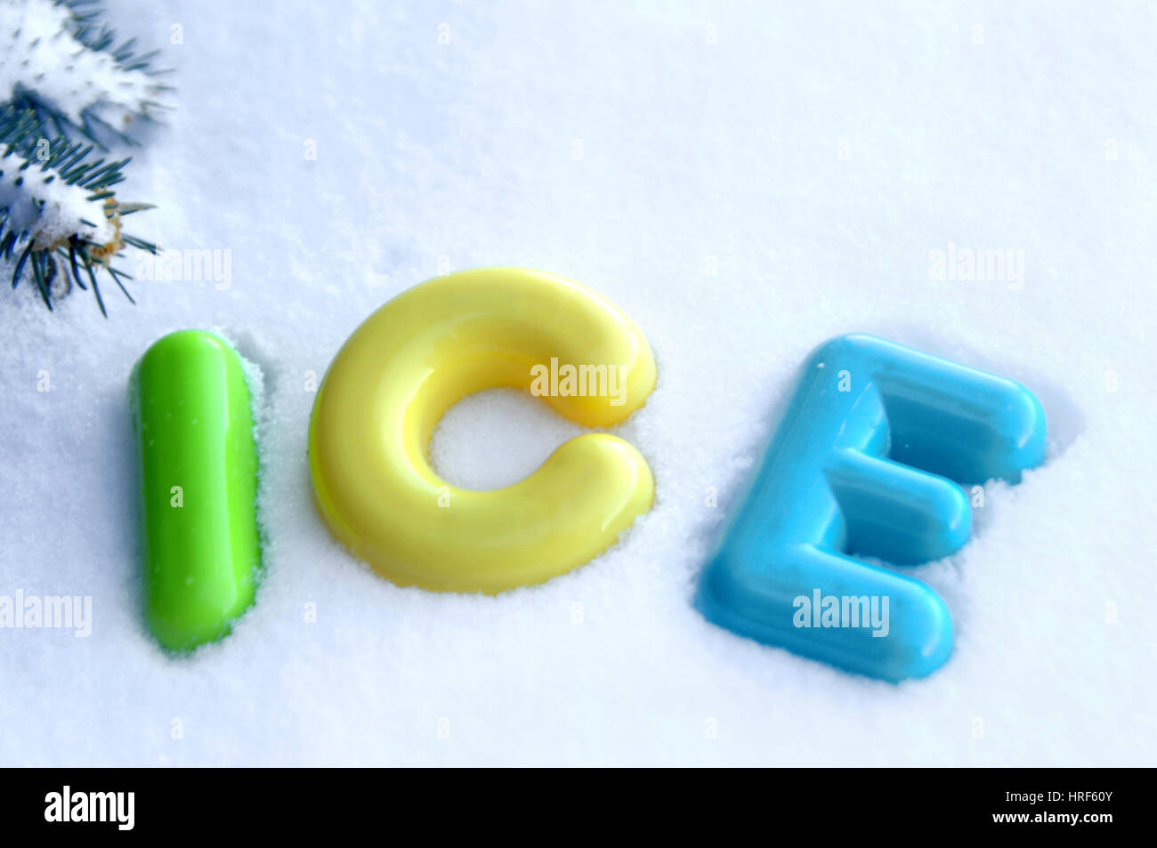 Nachricht, bestehend aus farbigen Kunststoff Buchstaben, mit dem einzigen Wort "Eis" stellt die Metapher "eiskalt." Stockfoto