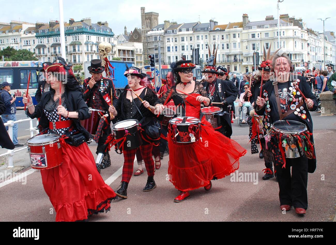 Der Abschnitt fünf Schlagzeuger parade entlang der Strandpromenade während des jährlichen Festivals der St.Leonards bei St.Leonards-on-Sea, England am 9. Juli 2016. Stockfoto