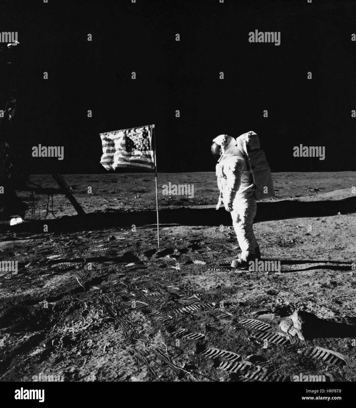 Buzz Aldrin auf dem Mond mit US-Flagge Stockfoto