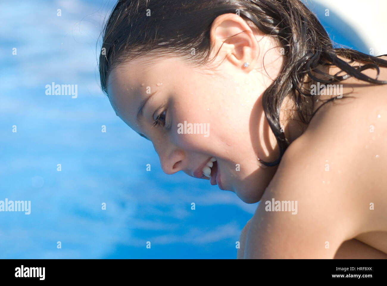 Junges Mädchen 10 Jahre Alt Spielt Auf Das Schwimmbad Stockfotografie