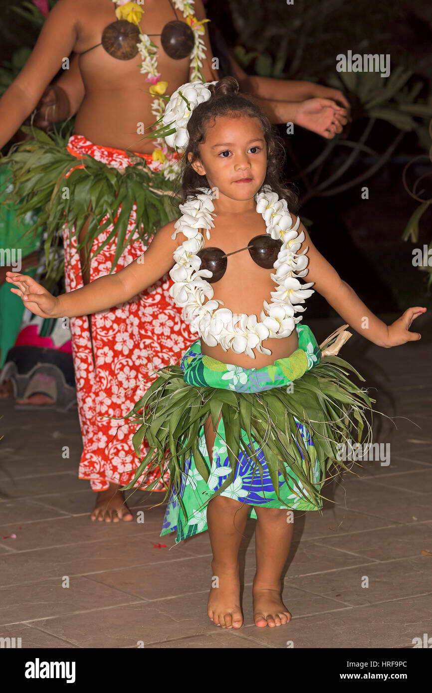 Kleines Mädchen geschmückt mit Blumen, polynesische Tänzer, Raiatea, Französisch-Polynesien, Südsee, Ozeanien Stockfoto