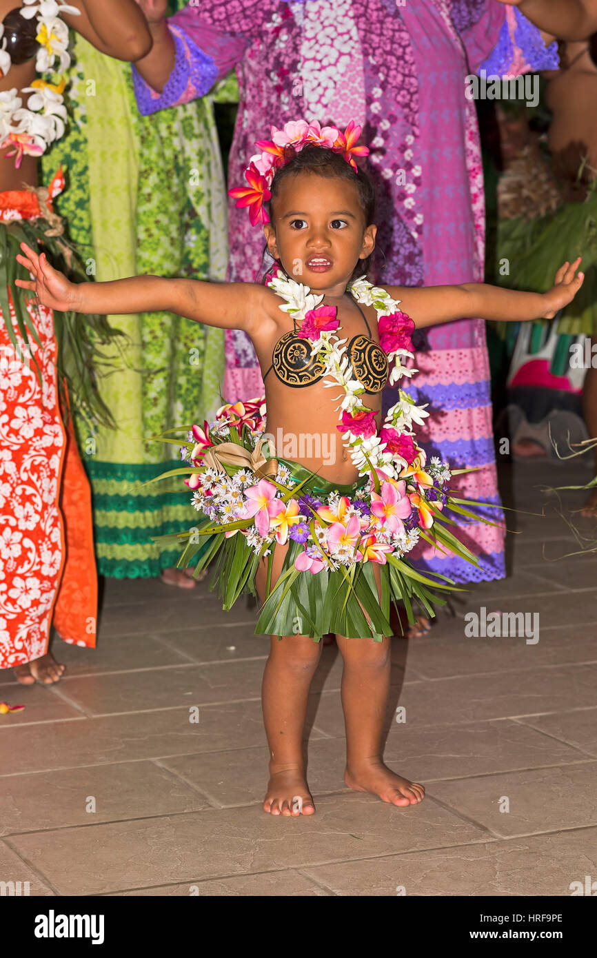 Kleines Mädchen geschmückt mit Blumen, polynesische Tänzer, Raiatea, Französisch-Polynesien, Südsee, Ozeanien Stockfoto