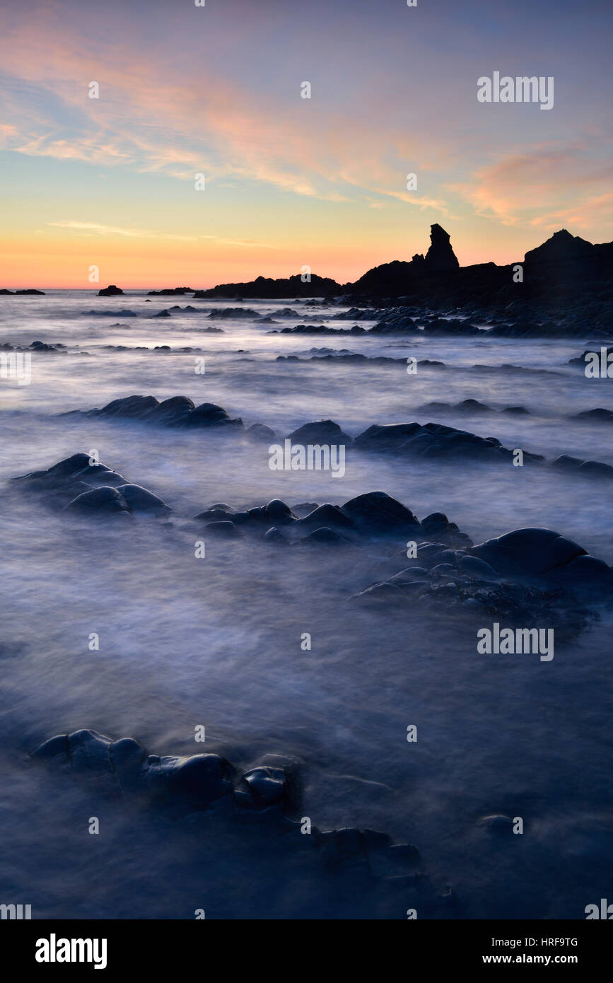 Felsen im Meer, felsige Küste im Abendlicht, Atlantikküste, Hartland Quay, Devon, Großbritannien Stockfoto