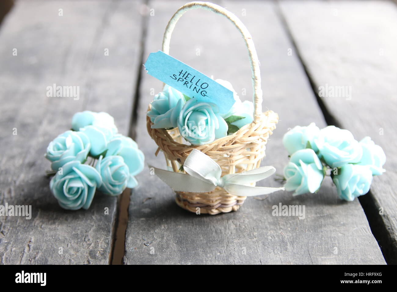 Strauß Frühlingsblumen in Korb, Hallo Frühling Stockfoto