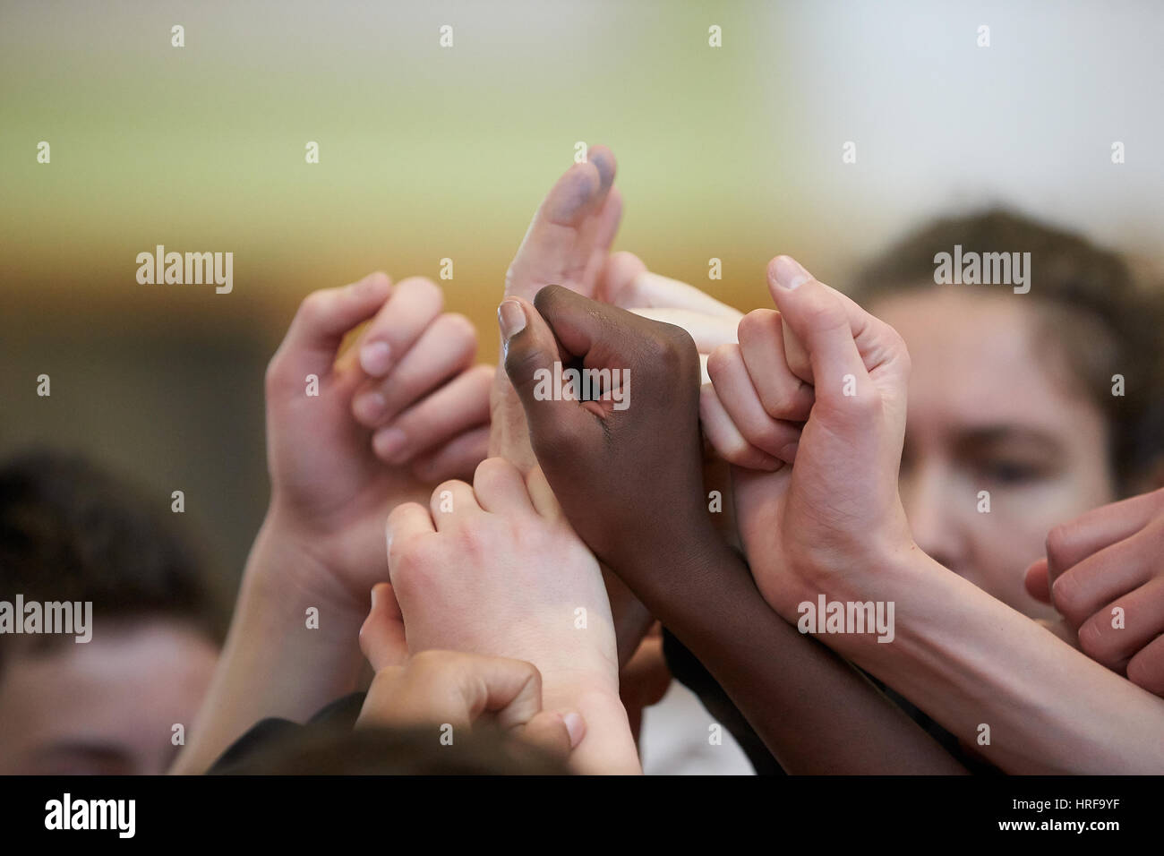 Schwarz / weiß Hände, Ausrichten von Basketball, Deutschland Stockfoto