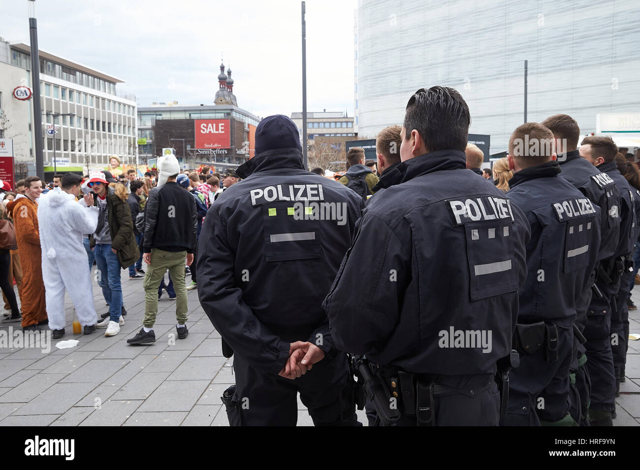 Polizisten für die Sicherheit, Rosenmontag parade Koblenz, Koblenz, Rheinland-Pfalz, Deutschland Stockfoto