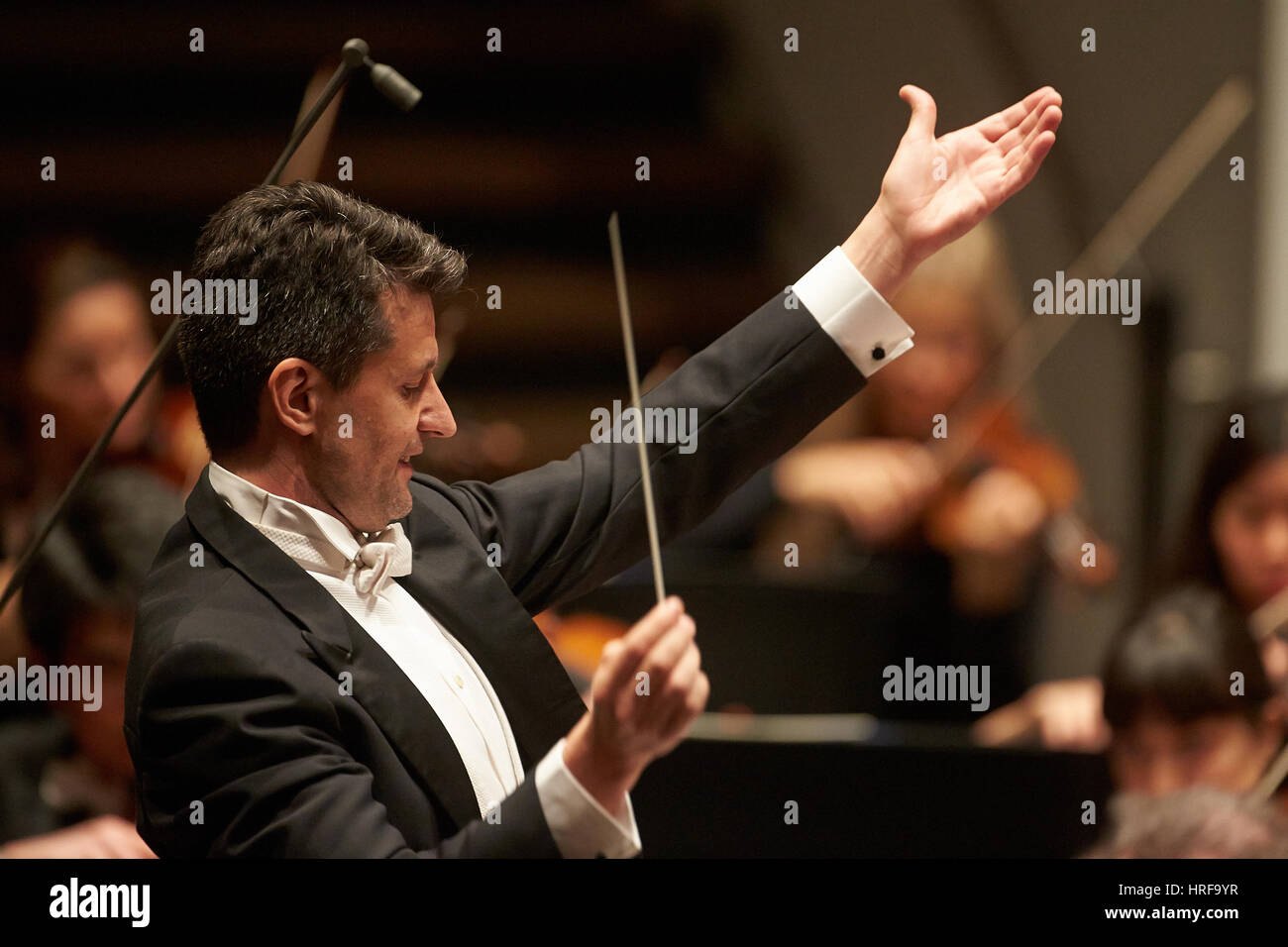 Dirigenten Ruben Gimeno führt Staatsorchester Rheinische Philharmonie, Musikabteilung, Koblenz, Rheinland-Pfalz Stockfoto