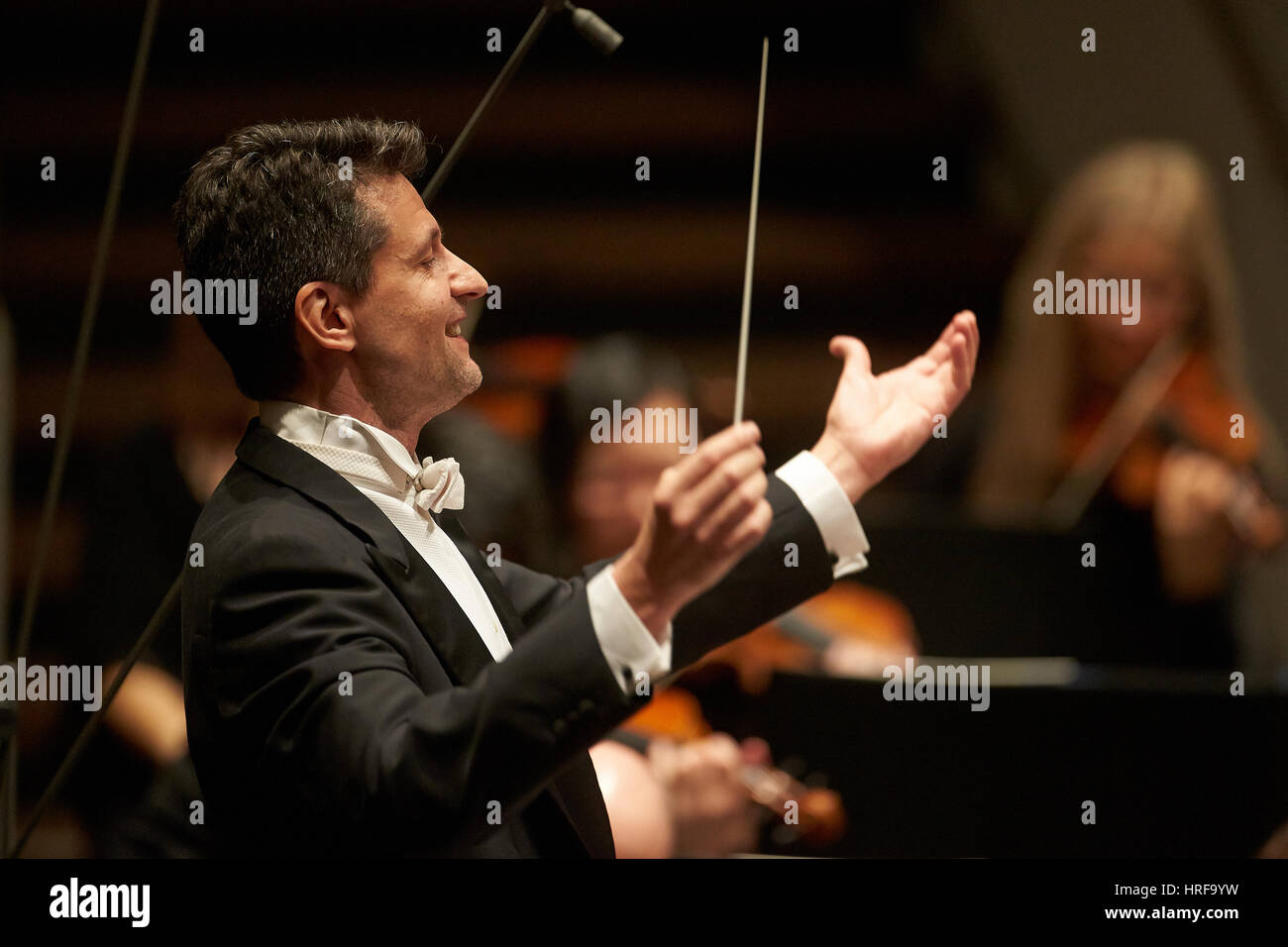 Dirigenten Ruben Gimeno führt Staatsorchester Rheinische Philharmonie, Musikabteilung, Koblenz, Rheinland-Pfalz Stockfoto