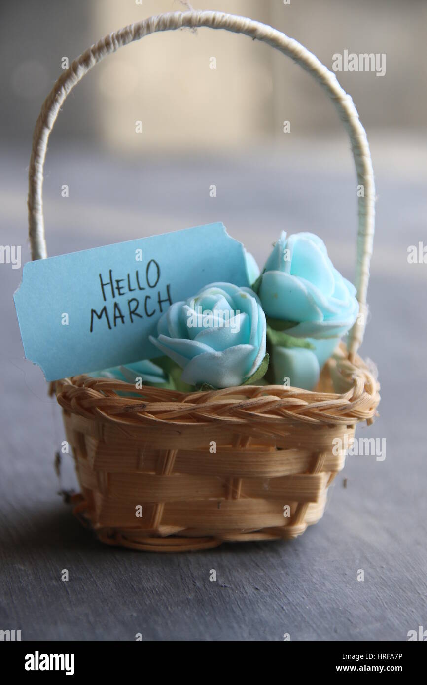 Hallo März. Label und schönen Korb mit Rosen auf Vintage Tisch Stockfoto