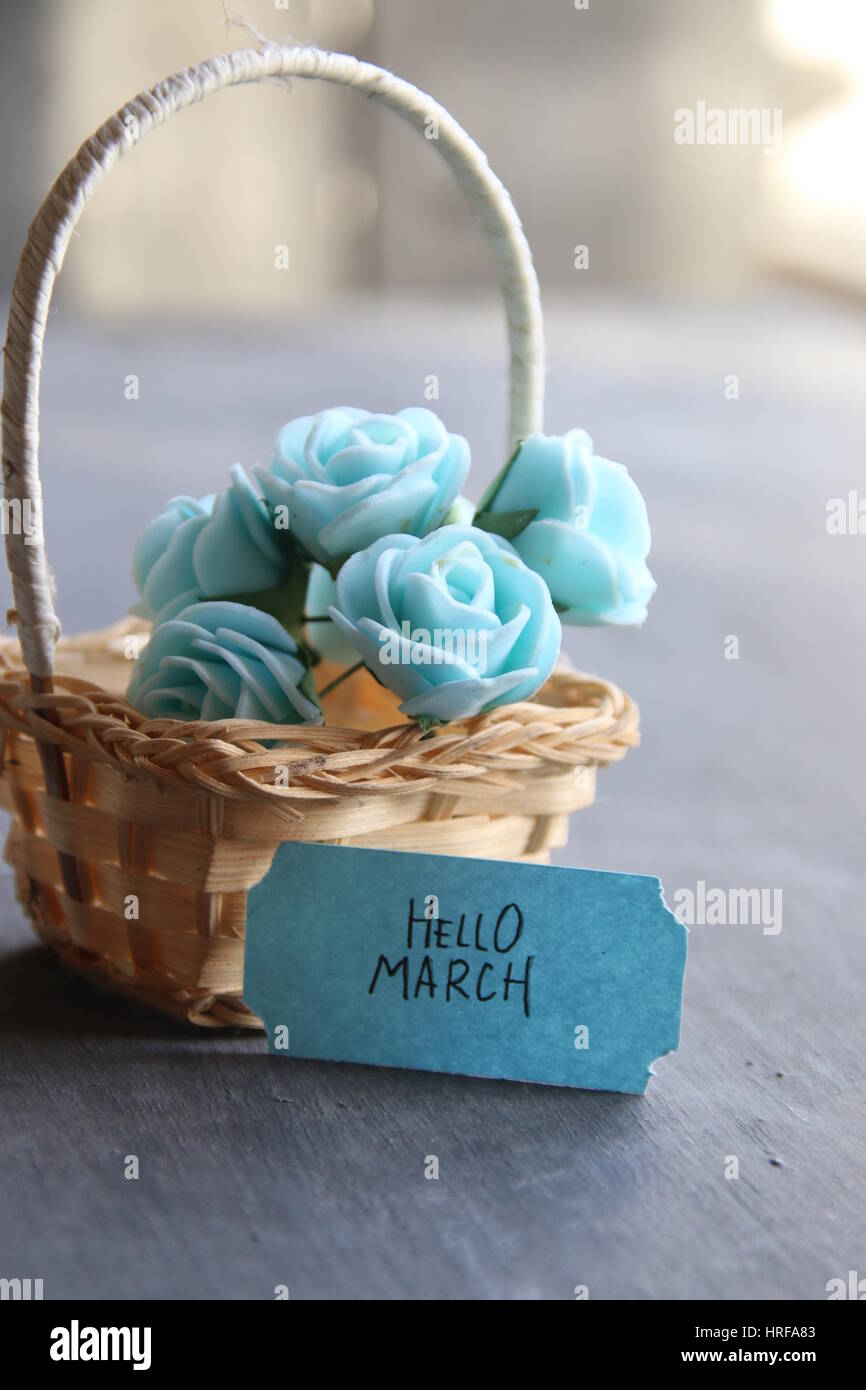 Hallo März. Label und schönen Korb mit Rosen auf Vintage Tisch Stockfoto