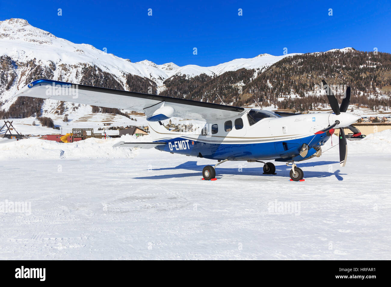 Samedan/Switzerlad: Heli Bernina AG AS-350B-3 Ecureuil am Engadin Airport in Samedan/Schweiz 18.02.2017 Stockfoto