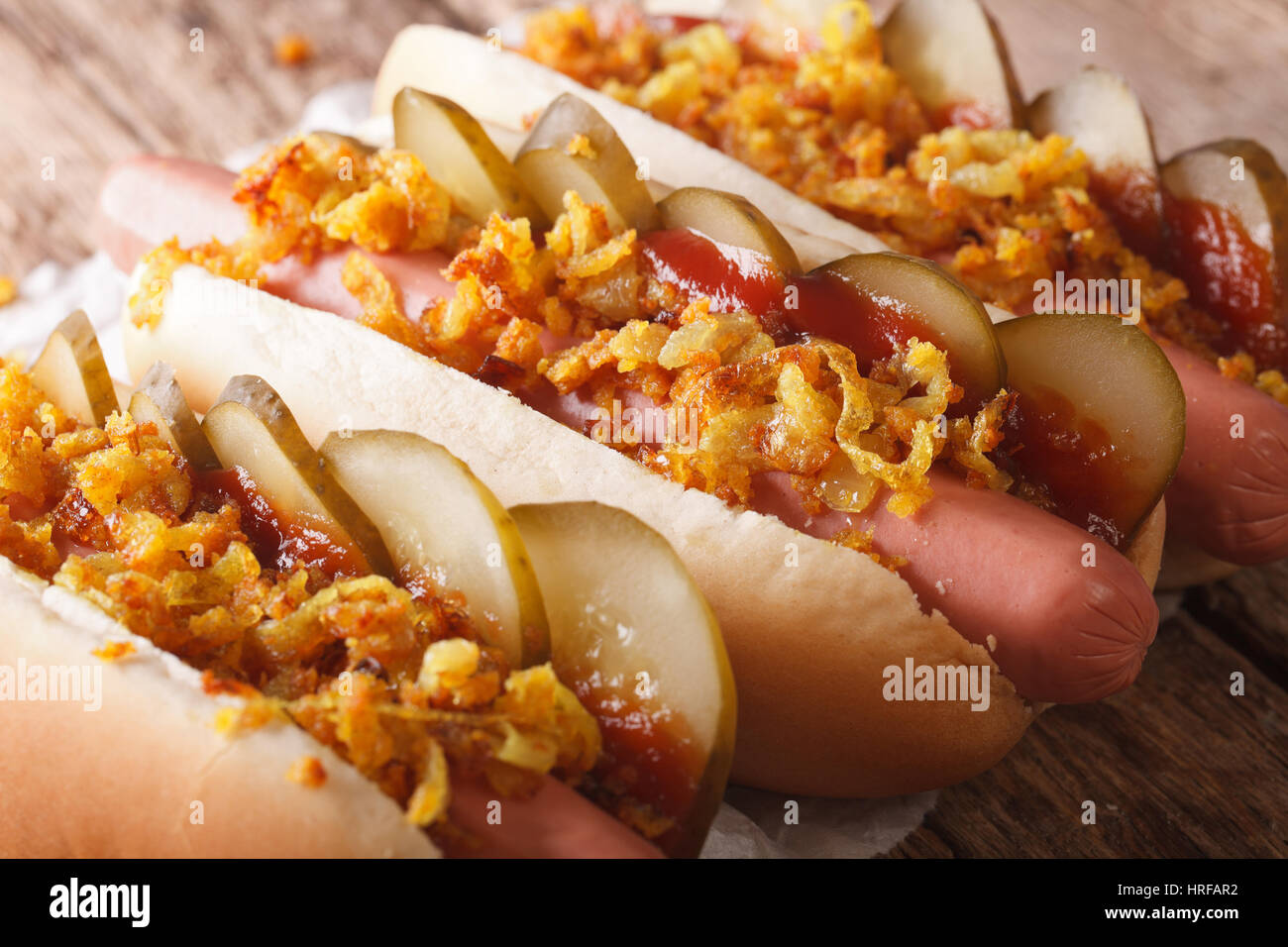 Dänische Speisen Hot Dogs mit knusprigen Zwiebeln und sauren Gurken