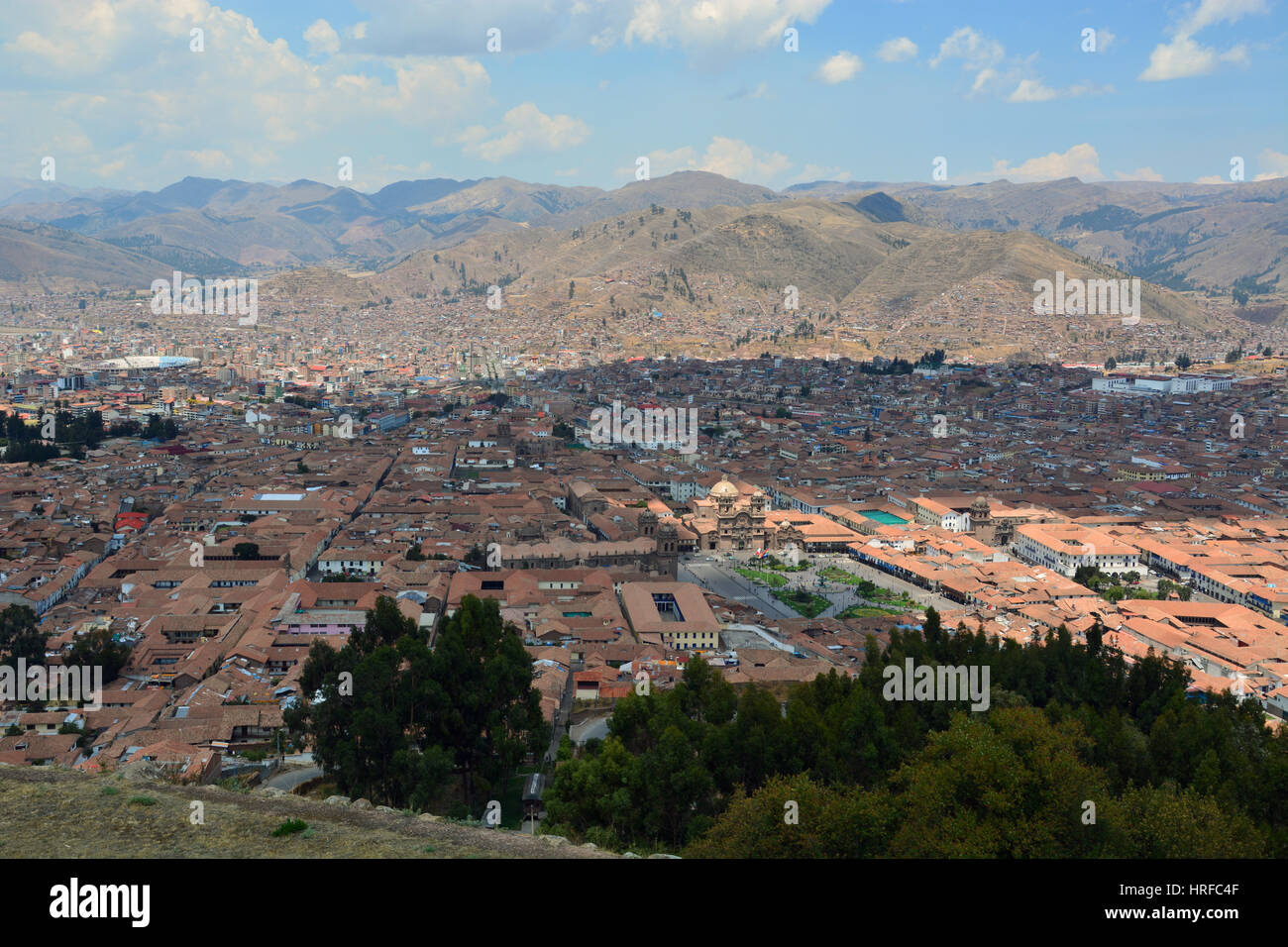 Die Stadt Cusco breitet sich über das Tal und die historische Hauptstadt des Inka-Reiches war und ist der Ausgangspunkt in Machu Picchu zu besuchen. Stockfoto