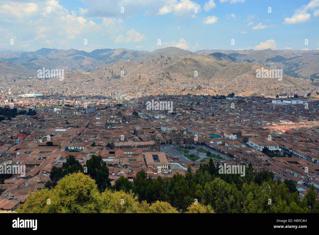Die Stadt Cusco breitet sich über das Tal und die historische Hauptstadt des Inka-Reiches war und ist der Ausgangspunkt in Machu Picchu zu besuchen. Stockfoto