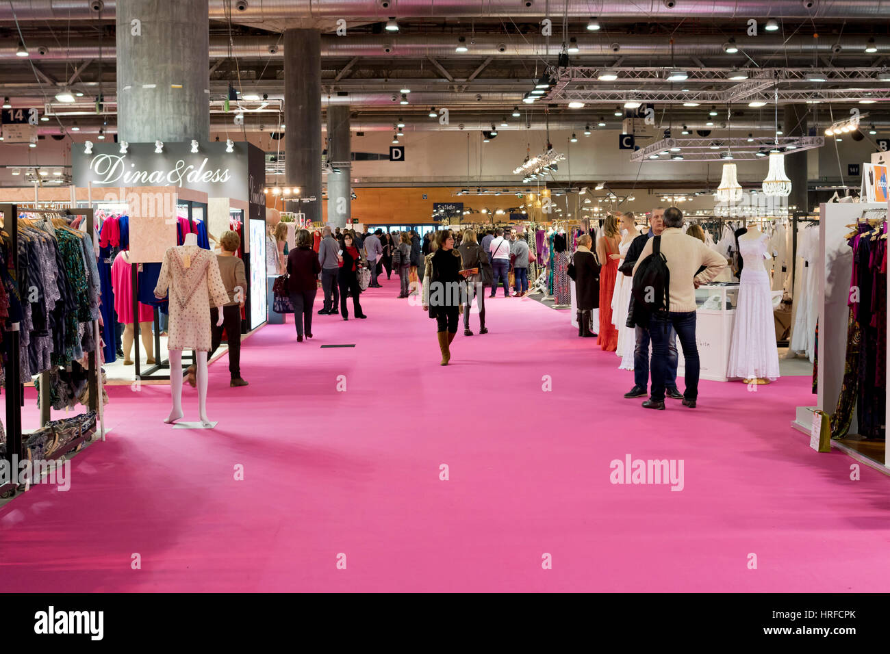 Gang mit einigen Leuten unter Mode steht auf internationalen Mode-Fachmesse MOMAD Ifema 2017. Madrid (Spanien). Stockfoto