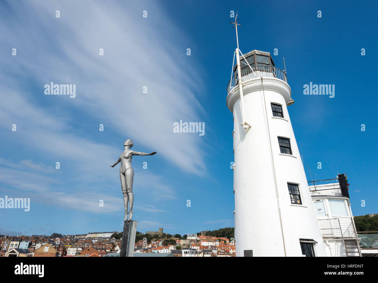 Tauchen Belle Statue neben dem Leuchtturm am Hafen von Scarborough, North Yorkshire, England. Stockfoto