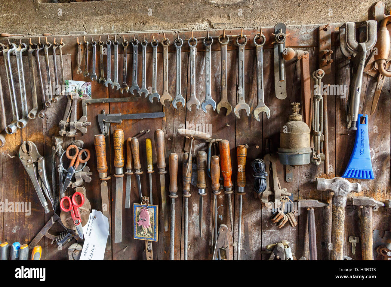 Werkzeugtafel mit alten Werkzeugen in einer Werkstatt Stockfoto