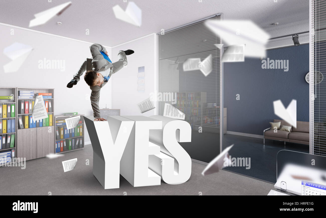 Fröhliche Jungunternehmer tanzen in seinem Büro. Mixed-media Stockfoto