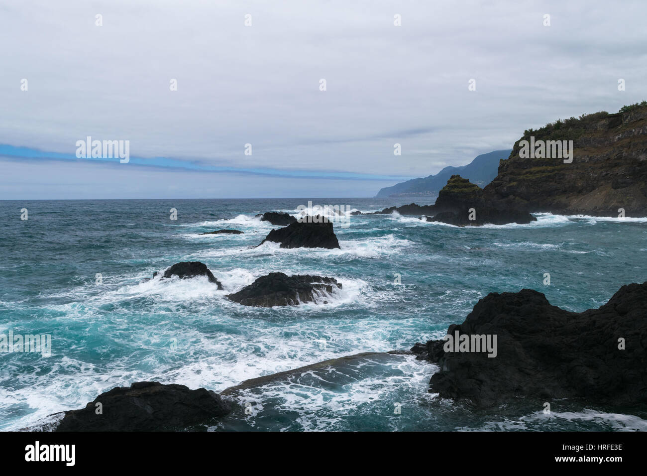 Trüben Tag in natürlichen Pools in Seixal (Posto de Correios de Seixal), Madeira, Portugal Stockfoto