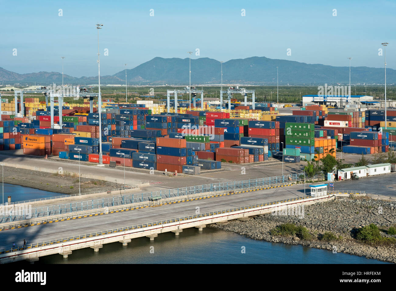 Luftaufnahme des Cai Mep internationalen Terminals in Vietnam mit Container gestapelt in Reihen an einem sonnigen Tag mit blauem Himmel. Stockfoto
