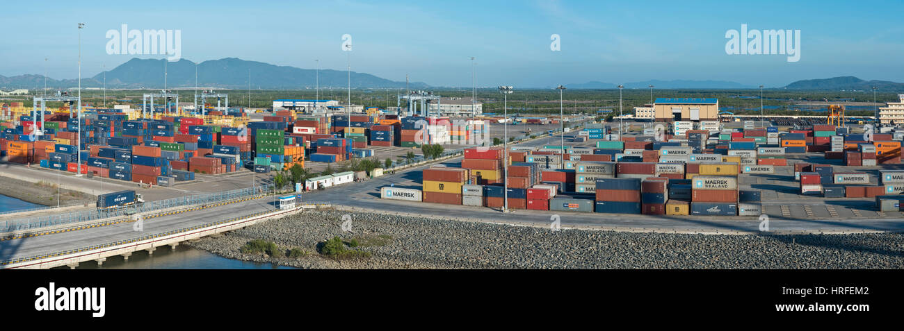 Eine 3 Bild Stich Luftaufnahme des Cai Mep internationalen Terminals in Vietnam mit Container gestapelt in Reihen an einem sonnigen Tag mit blauem Himmel. Stockfoto
