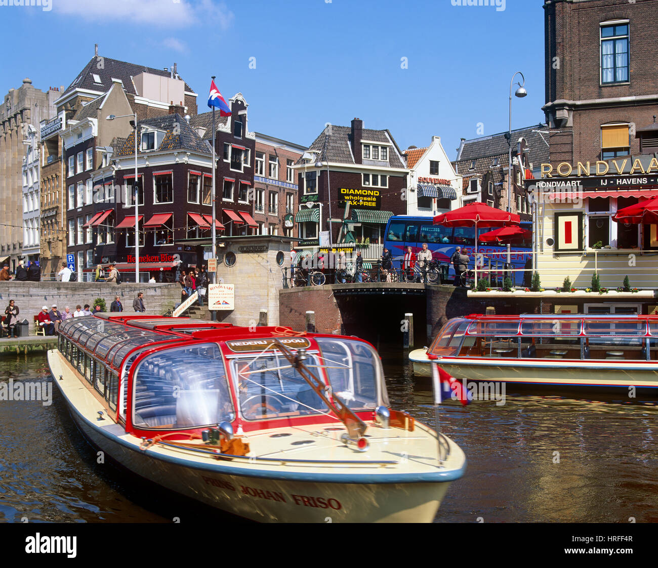Touristenboot auf Rokin, Amsterdam, Holland, Niederlande. Stockfoto