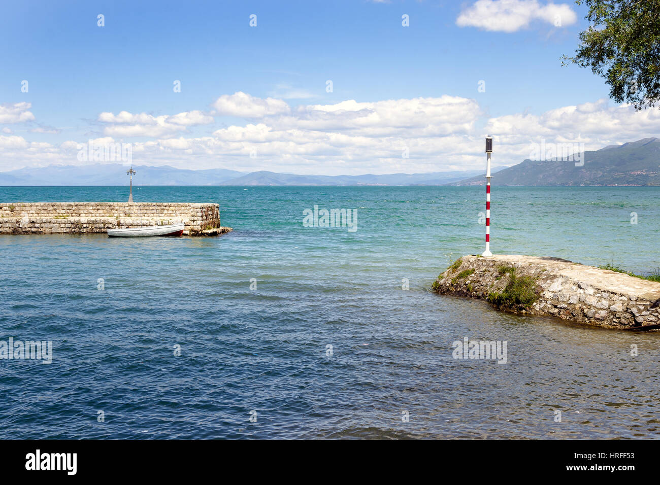 Eingang zum kleinen Hafen am Ohridsee Stockfoto