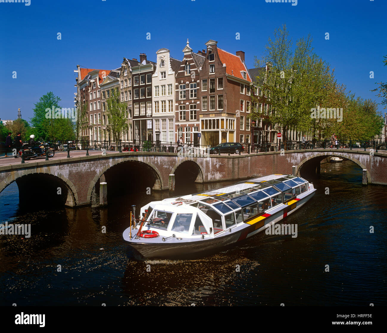 Touristenboot am Prinsengracht Kanal, Amsterdam, Holland, Niederlande. Stockfoto