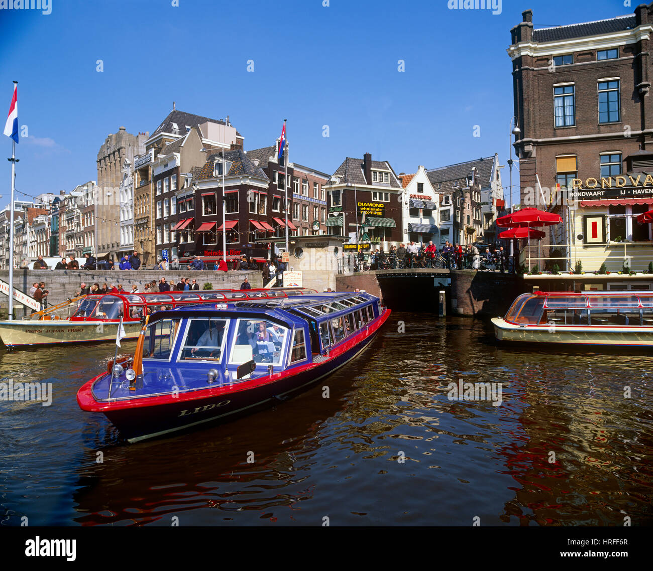 Touristenboot auf Rokin, Amsterdam, Holland, Niederlande. Stockfoto