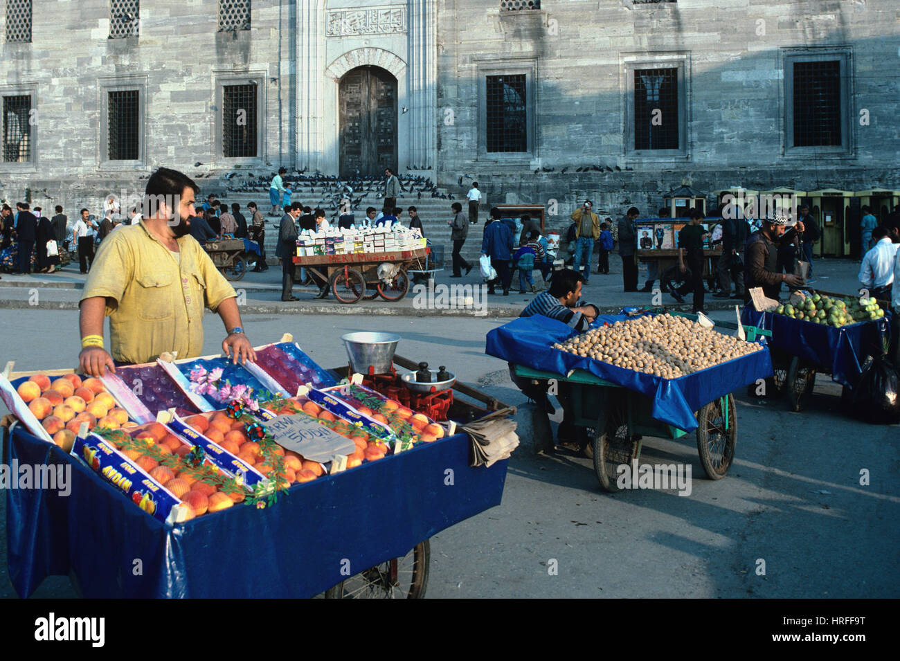 Türkisch-Street-Händler, Verkäufer oder Anbieter verkaufen Obst außerhalb der Yeni Cami oder die neue Moschee in Eminönü Istanbul Türkei Stockfoto Türkisch-Street-Händler, Verkäufer oder Anbieter verkaufen Obst außerhalb der Yeni Cami oder die neue Moschee in Eminönü Istanbul Türkei Stockfoto
