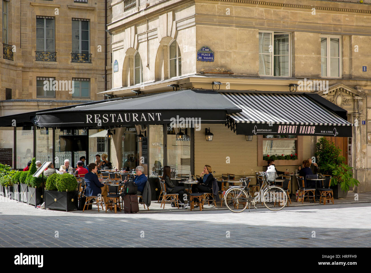 Bistrot Valois um die Mittagszeit in der Nähe von Palais Royal, Paris, Frankreich Stockfoto