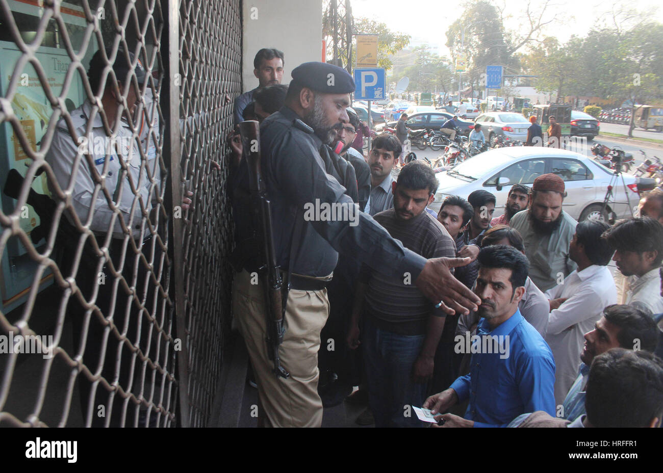 Lahore, Pakistan. 1. März 2017. Pakistanische Cricket-Liebhaber zu sammeln vor einer Bank für bevorstehende endgültige Cricket-Match von Pakistan Super League Ticket kaufen. Cricket ausgehungerte Menschen in Pakistan sind mindestens besorgt, welche ausländischen Cricketspieler nach Lahore für Sonntag Pakistan Super-League-Finale aufgrund von Sicherheitsbedenken kommt. Sie wollen einfach wissen, von wo sie kaufen ein Ticket und erleben Sie das Finale im Gaddafi Stadium. Bildnachweis: Rana Sajid Hussain/Pacific Press/Alamy Live-Nachrichten Stockfoto