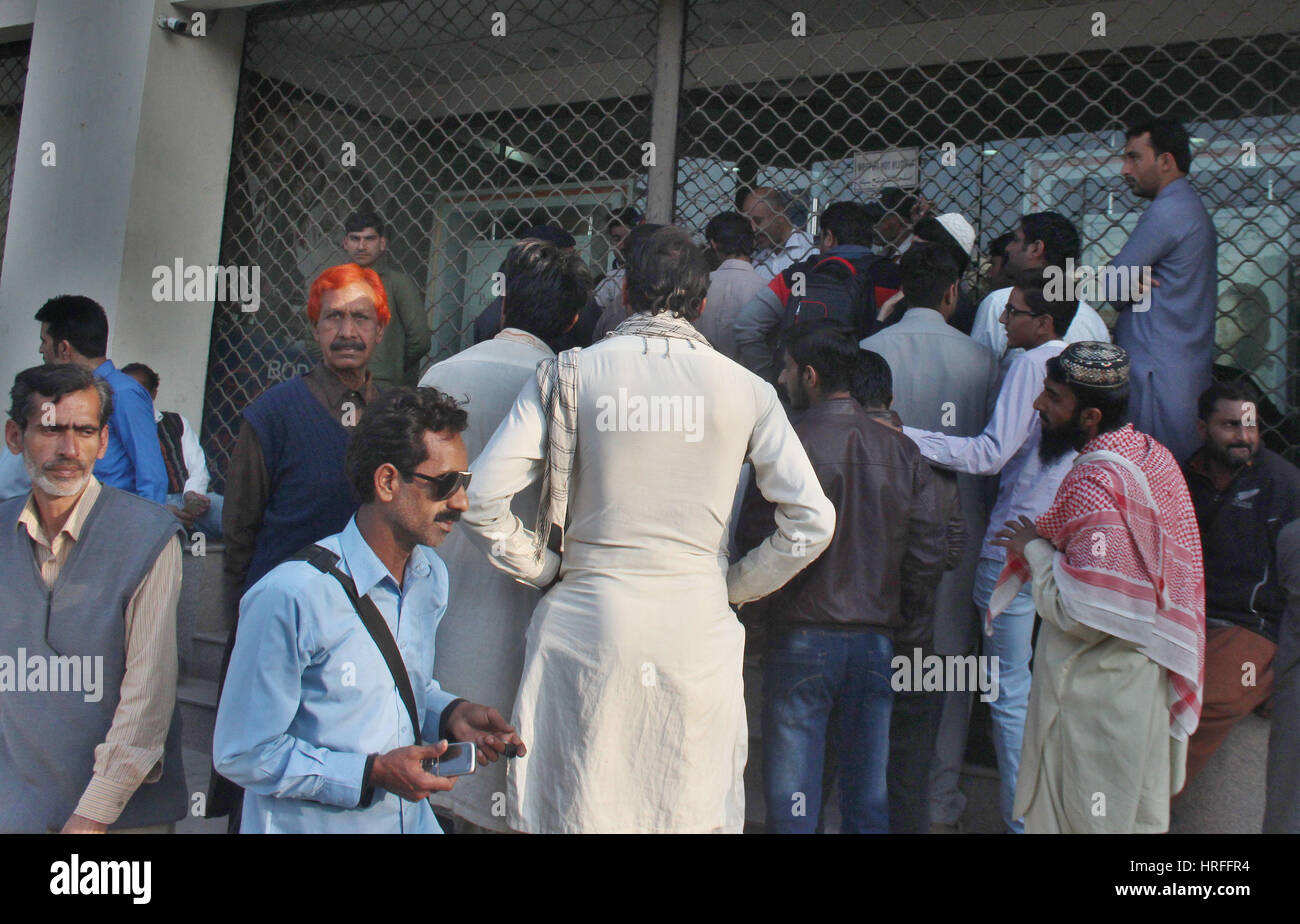 Lahore, Pakistan. 1. März 2017. Pakistanische Cricket-Liebhaber zu sammeln vor einer Bank für bevorstehende endgültige Cricket-Match von Pakistan Super League Ticket kaufen. Cricket ausgehungerte Menschen in Pakistan sind mindestens besorgt, welche ausländischen Cricketspieler nach Lahore für Sonntag Pakistan Super-League-Finale aufgrund von Sicherheitsbedenken kommt. Sie wollen einfach wissen, von wo sie kaufen ein Ticket und erleben Sie das Finale im Gaddafi Stadium. Bildnachweis: Rana Sajid Hussain/Pacific Press/Alamy Live-Nachrichten Stockfoto