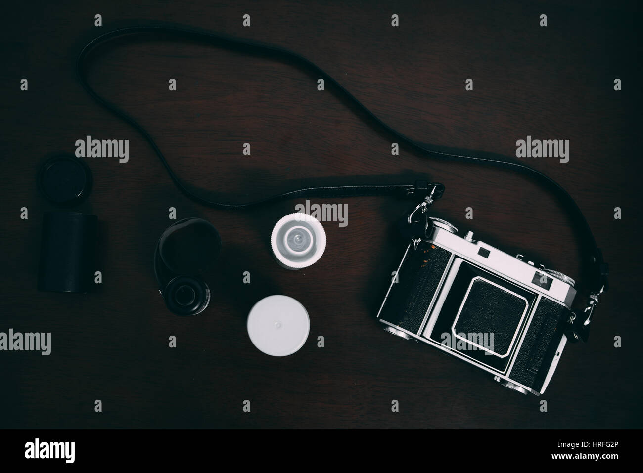 Alte Retro-Kamera auf Vintage Holzbrettern abstrakten Hintergrund Stockfoto