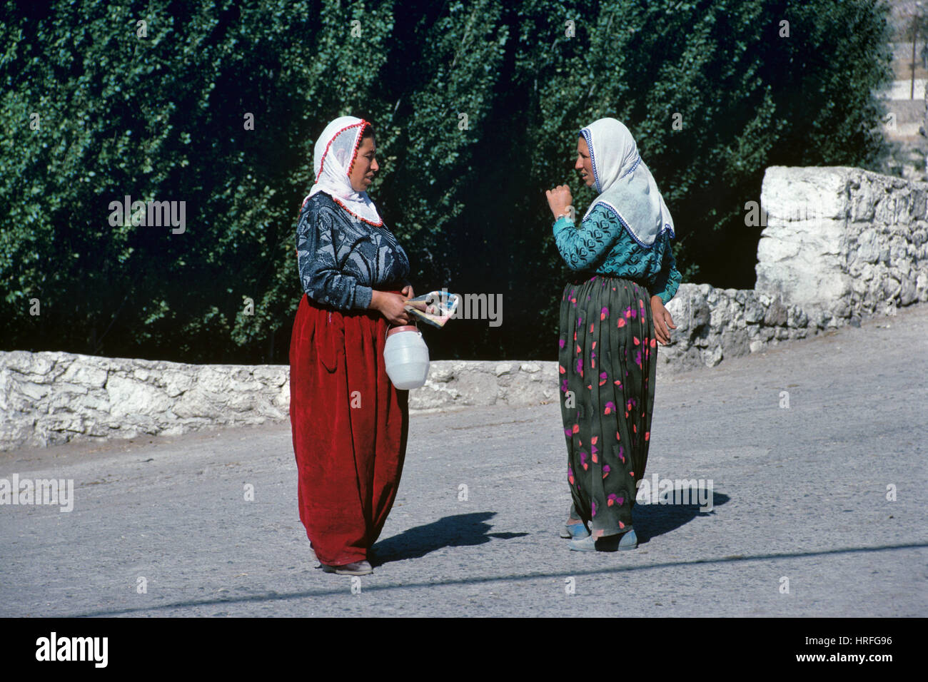 Türkische Bäuerinnen tragen traditionelle Kleidung in der Straße Ilhara Cappadocia Türkei Chat Stockfoto