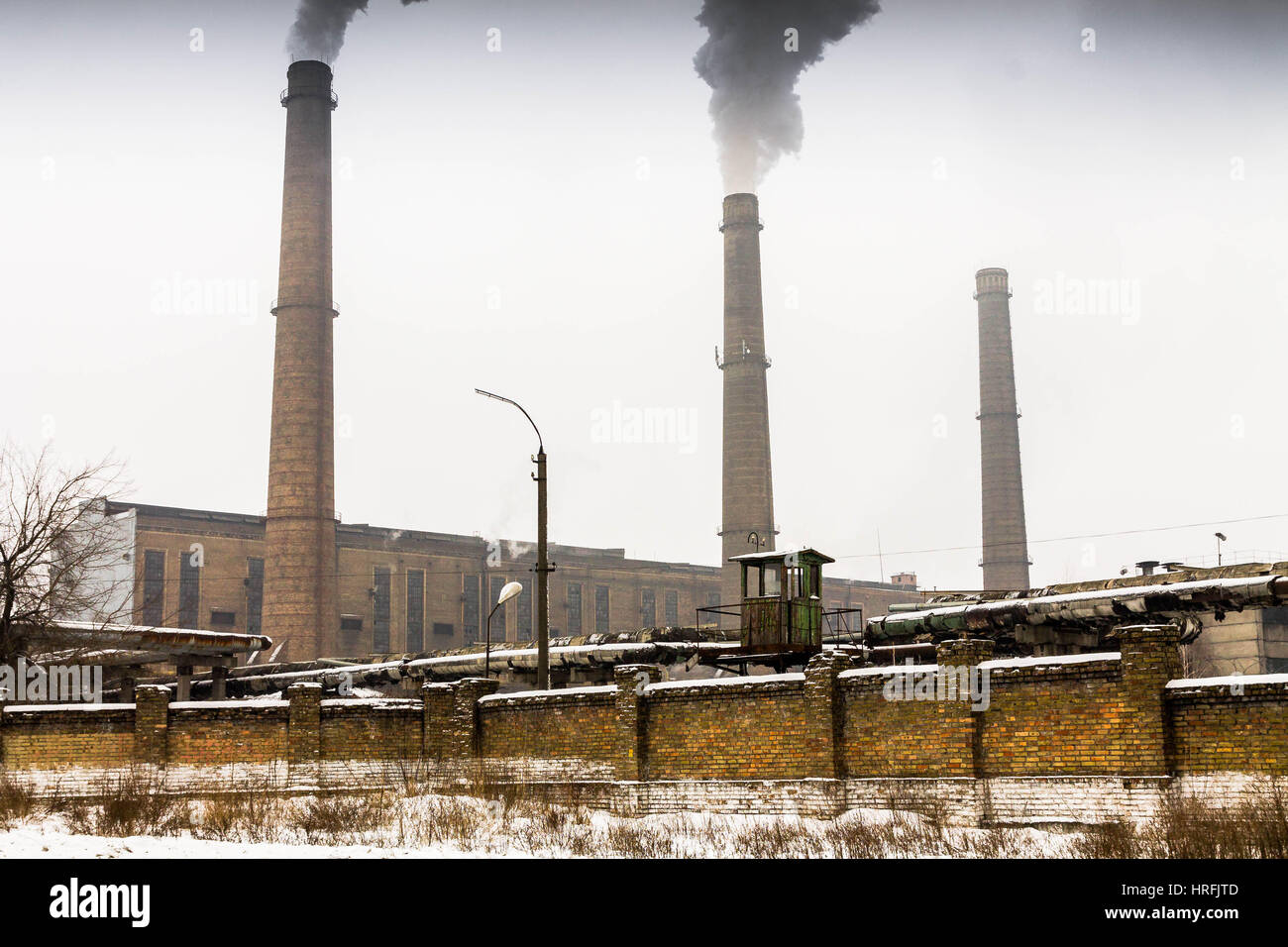 Grau, Rauchen Industrierohre. Luftverschmutzung. Kiew, Ukraine. Stockfoto