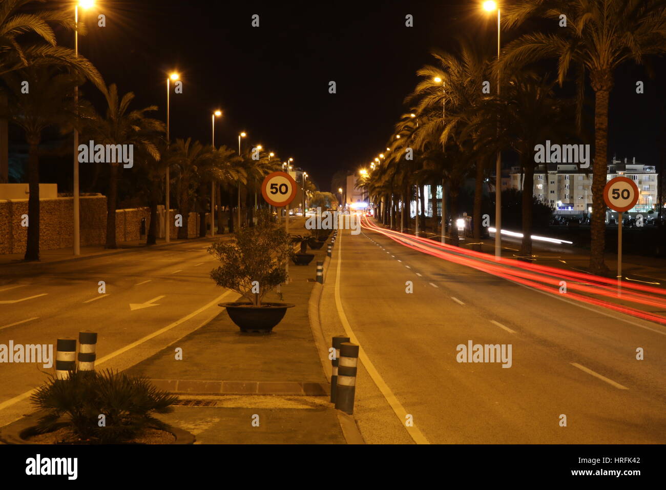 Leere dual Lane Straße in der Nacht, Moraira Stockfoto