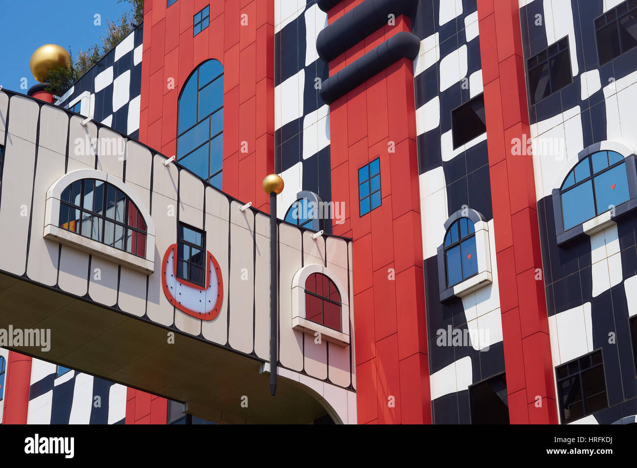 Detail von der erstaunlichen Friedensreich Hundertwasser entworfen Maishima Verbrennungsanlage in Osaka, Japan Stockfoto